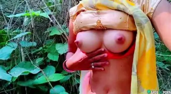 Sexy Desi Bhabhi Showing Her Tight Boobs in Jungle Video